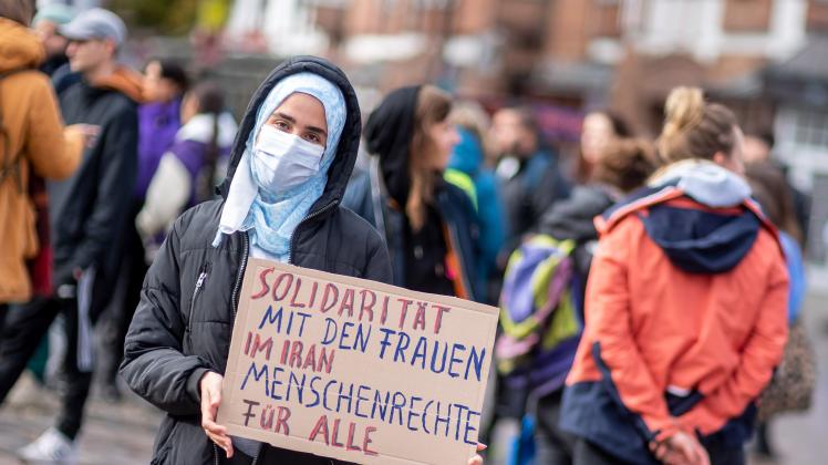 Solidarität mit insbesondere den Frauen in Iran, Afghanistan und Kurdistan forderten etwa 250 Teilnehmer einer Kundgebung am Sonnabend, 8. Oktober, auf dem Rostocker Universitätsplatz ein.