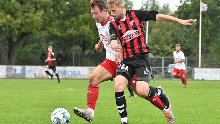 r. (21) Niclas Krause | TSV Kropp - Slesvig IF | l. (2) Nils Knuth
2022-10-01
sieg fotografie