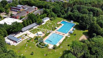 Bargteheides Freizeitbad im Volkspark in direkter Nachbarschaft zum Gymnasium Eckhorst. Das Bild zeigt einen mit 1100
Badegästen gut besuchten Tag im Juni dieses Jahres.