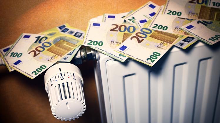 Geldscheine auf Heizung, Symbolfoto Heizkosten *** Banknotes on heating, symbol photo heating costs