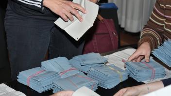 Auszählung zur Landtagswahl Niedersachsen Für das Ergebnis zur Landtagswahl in Niedersachsen werden die ersten Stimmzet