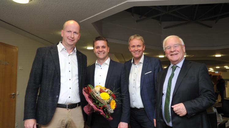 Um die Wette mit Wahlsieger Hartmut Moorkamp (2. v. l.) strahlen (v. l.) Jens Willerding, Jens Gieseke und Bernd Busemann.