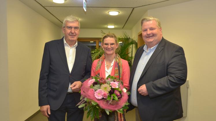 Wahlsiegerin und Vorgänger: Lara Evers hat für die CDU das Direktmandat im Wahlkreis 81 gewonnen. Es gratulierten ihr Vorgänger Bernd-Carsten Hiebing (links) und Holger Cosse.