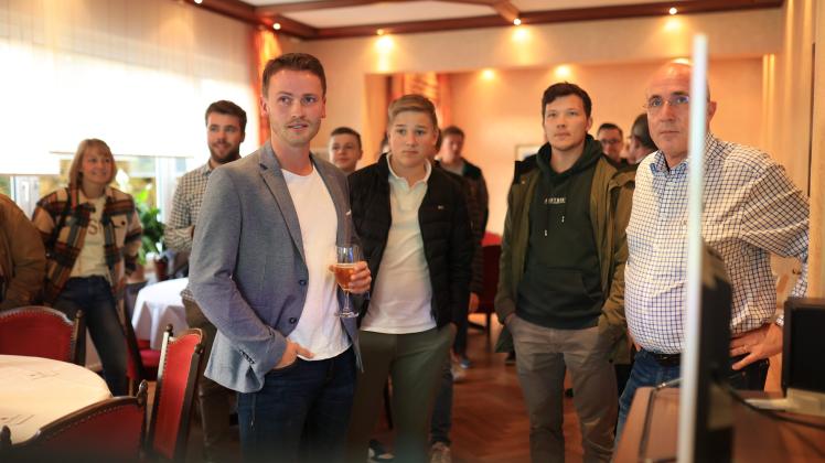Swaantje Hehmann Jonas Pohlmann (links) verfolgt mit Unterstützern, darunter CDU-Vorsitzender Armin Trojahn aus Bad Rothenfelde (rechts), die einlaufenden Wahlkreisergebnisse.