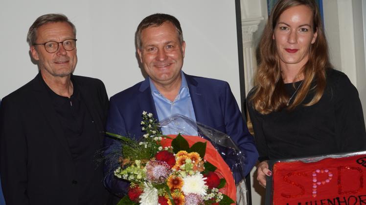 Roter Kuchen für den Sieger: Gudio Pott (Mitte) mit Bürgermeister Otto Steinkamp und Eva Suerkamp vom Wallenhorster SPD-Vorstand.