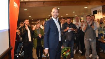 Ein angenehmer Blick auf die Wahlergebnisse: Thore Güldner lässt sich bei der Wahlparty der SPD als Wahlgewinner im Wahlkreis Oldenburg-Land feiern.
