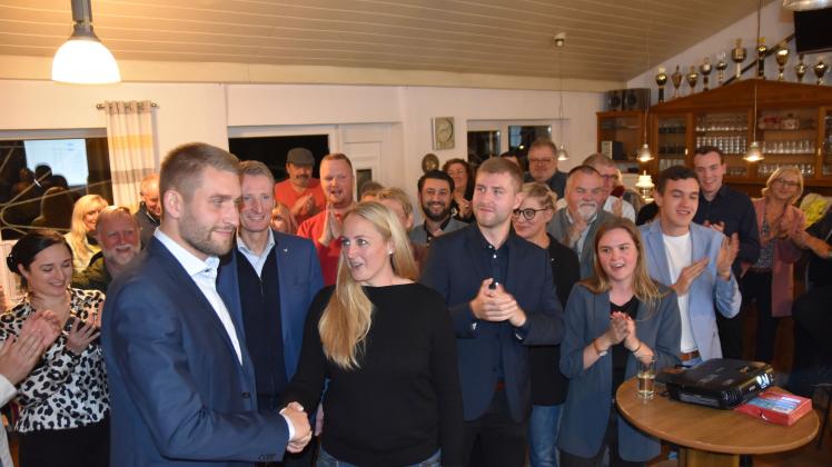 author Thore Güldner und Nadja Lampe, nachdem das Ergebnis am Abend klar wurde