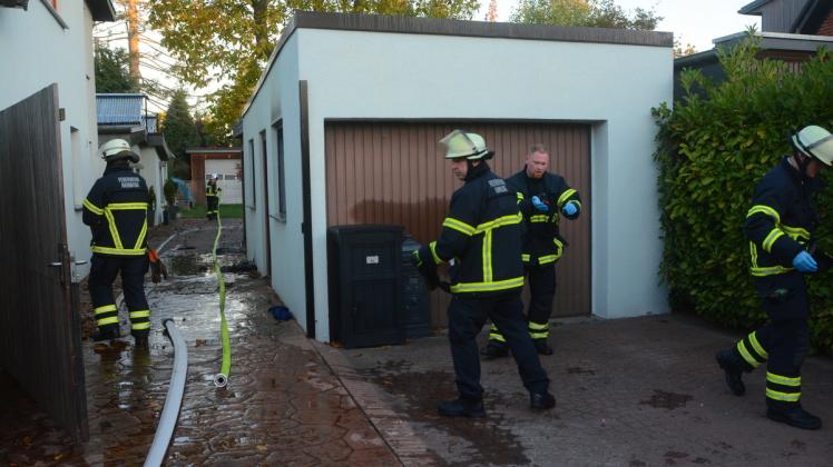 Hamburg Tonndorf - Frau findet leblosen Vater in brennender Garage - Person verstirbt