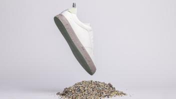 Eine Sohle aus alten Sneakern, die auf afrikanischen Müllkippen gelandet waren: Das ist das Konzept von GRND.