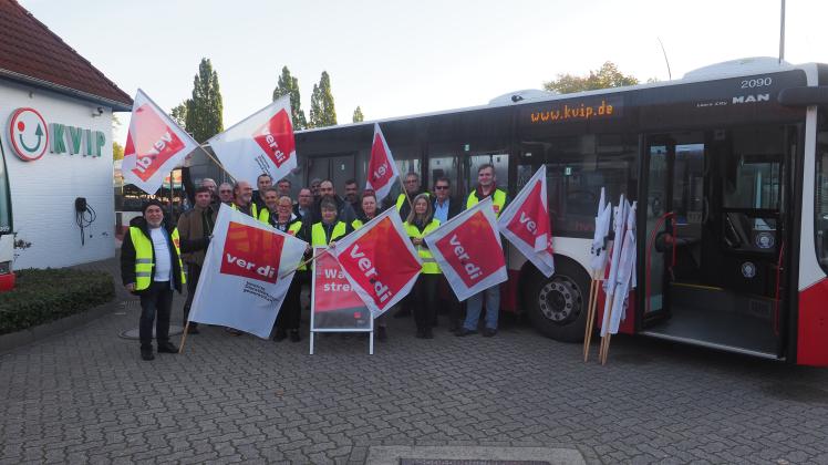 Vor Abfahrt nach Kiel stellten sich die Busfahrer der KViP, welche Mitglied bei Verdi sind, für ein Pressefoto auf. Da hofften sie noch auf einen positiven Ausgang der angesetzten Verhandlungen.