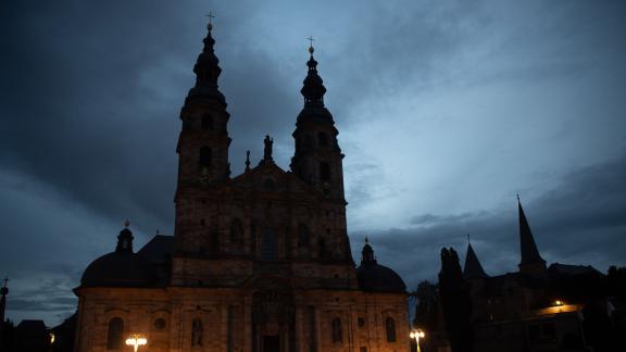 <p>ARCHIV - Der Dom zu Fulda wird aus Energiespargründen nicht angeleuchtet. Foto: Sebastian Gollnow/dpa</p> Lichtkonzept Fulda