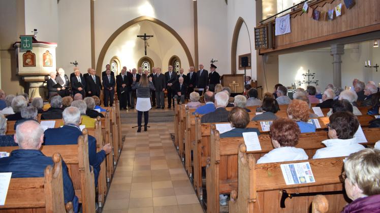 Unter dem Motto „Love is in the Air“, gab die Chorgemeinschaft Gaste-Hasbergen am Sonntag in der vollbesetzten Christuskirche ein Konzert zu Ehren des 150-jährigen Bestehens des Männerchores.