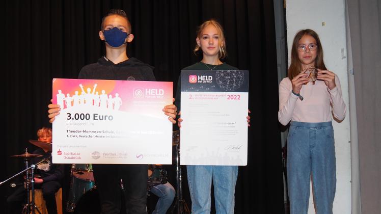 Nahmen die Preise für die Deutsche Meisterschaft im Schulsponsorenlauf „Held für die Welt“ entgegen (v.l.): Keno (Klasse 6b), Merle (Klasse 8f) und Janyna (Klasse 6f) der TMS.