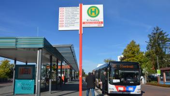 Die Busse der Verkehrsbetriebe Hamburg-Holstein GmbH (VHH) fahren am Montag in Pinneberg laut Fahrplan.