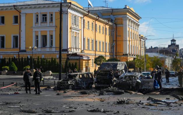Mehrere Autos in der ukrainischen Hauptstadt Kiew wurden von einer Rakete getroffen.