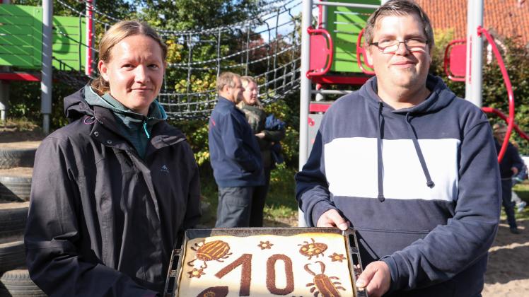 Einer von vielen Kuchen für das Kuchenbuffet: Nadja Schubring und Tobias Pierberg, Teil des pädagogischen Teams der Waldkäfer, freuen sich über die Initiative der Eltern.
