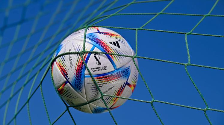 22.09.2022, Fussball Weltmeisterschaft 2022 in Katar, Der offizielle Spielball der WM-2022, AL RIHLA Pro von ADIDAS zap