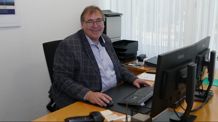 Torsten Dimek am Schreibtisch im Rathaus von Glandorf 