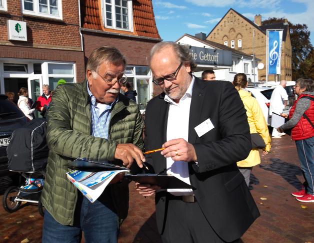 Bürgermeister Hans-Ulrich Frank (l.) und Landschaftsarchitekt Johannes Kahl schauen sich die ersten Ergebnisse an.