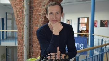 Der aus der Ukraine nach Delmenhorst geflüchtete Schach-Großmeister Zahar Efimenko kann spannend über seinen Sport erzählen – und will das künftig in der VHS tun. 