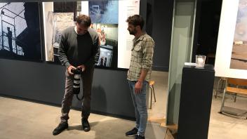 Fotograf Miachel Staudt im Gespräch mit dem norwegischen Fotografen Jonas Bendiksen vor dessen preisgekrönten - gefälschten - Bildern. Die Fälschungen wurden nie journalistisch in Umlauf gebracht, das war die Rote Linie für den Fotografen.
