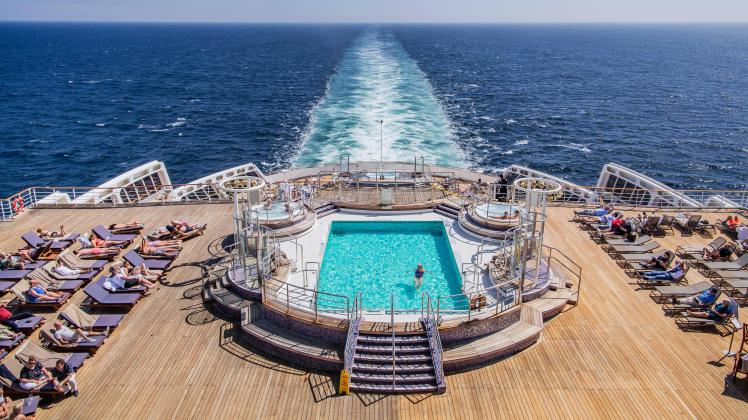 Transatlantikliner, Kreuzfahrtschiff Queen Mary 2 mit Swimmingpool auf einem der Achterdecks *** transatlantic liner, Cr