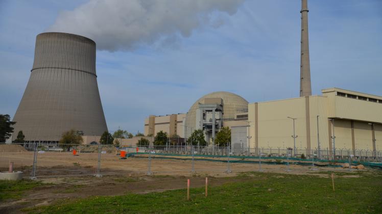 Beim Zwischenlager für hochradioaktive Abfälle (rechts)  des Kernkraftwerks Emsland wird gebaut, um einen eigenständigen Betrieb zu ermöglichen.