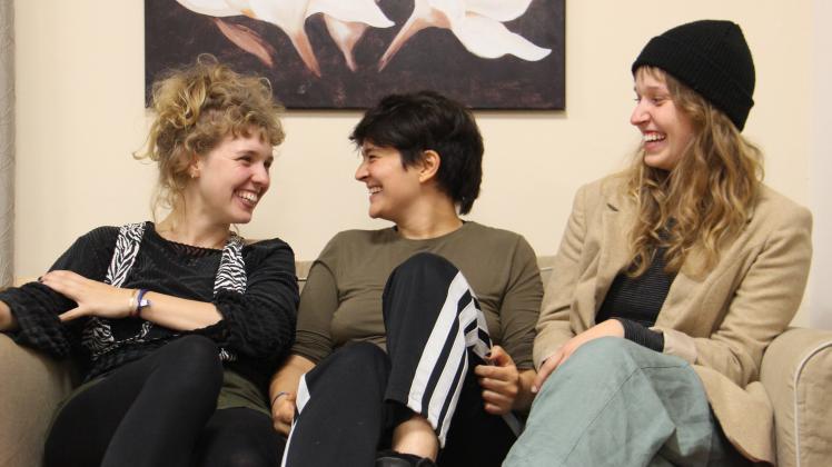 Alexandra Scholz, Sofia Abedi und Leonie Preiß (von links) sind bereits im letzten Semester ihres Theaterpädagogik-Studiums.