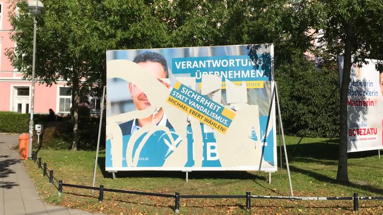 In der Rostocker Parkstraße wurde ein Wahlplakat verunstaltet.
