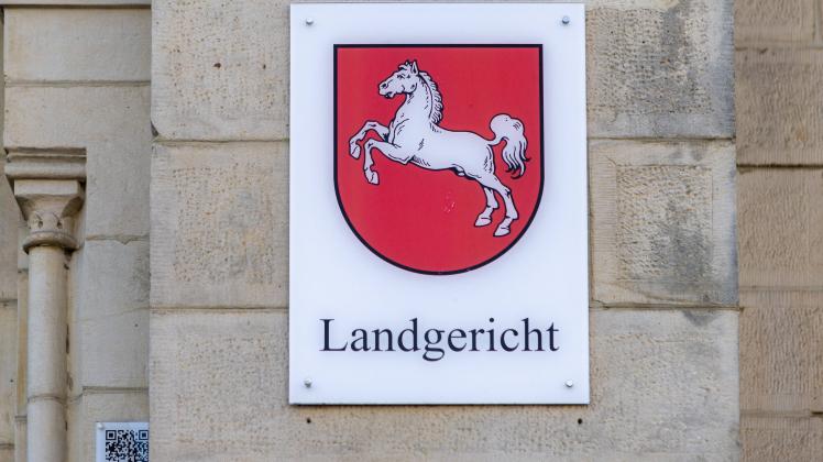 Osnabrück, Deutschland 08. August 2022: Der Schriftzug Landgericht am Gericht in Osnabrück mit dem Wappen vom Bundesland