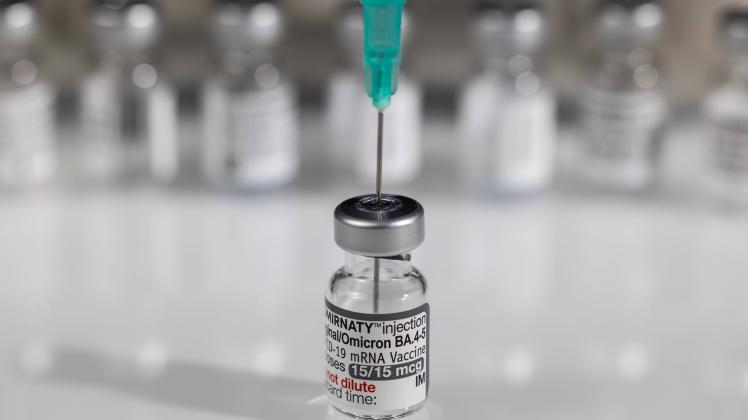 Redaktionell: Bivalenter Comirnaty Impfstoff. Originale Impfstoff-Phiole des bivalenten Impfstoffs Comirnaty für Origina
