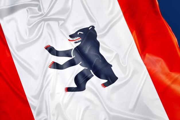 Auf der Fahne ist der Berliner Bär zu sehen.