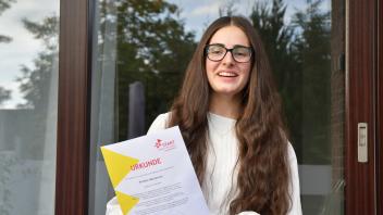 Stolz hält die Start-Stipendiatin Kristina Marjanovic ihre Urkunde hoch. Die 15-Jährige freut sich auf die kommenden drei Jahre.