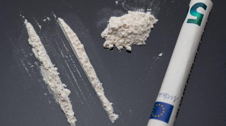 Kokain Cocain Kokain liegt auf einer verspiegelten Fläche Zum schnupfen vorbereitet Daneben liegt