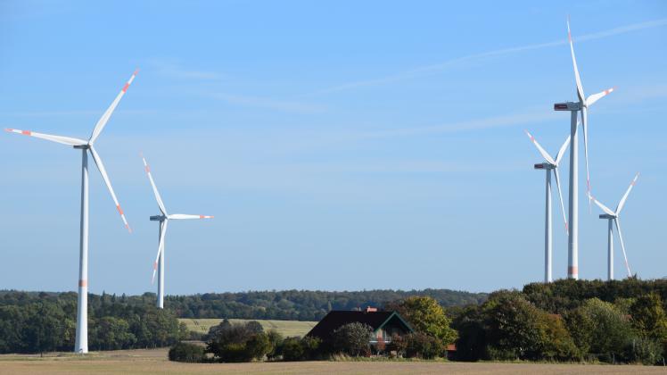 Im Windpark Holtsee/Altenhof, hier der Blick vom Harzhofer Weg Richtung Windpark, sind bereits zwei zusätzliche Windräder genehmigt. Sie werden 2023 in Betrieb genommen.