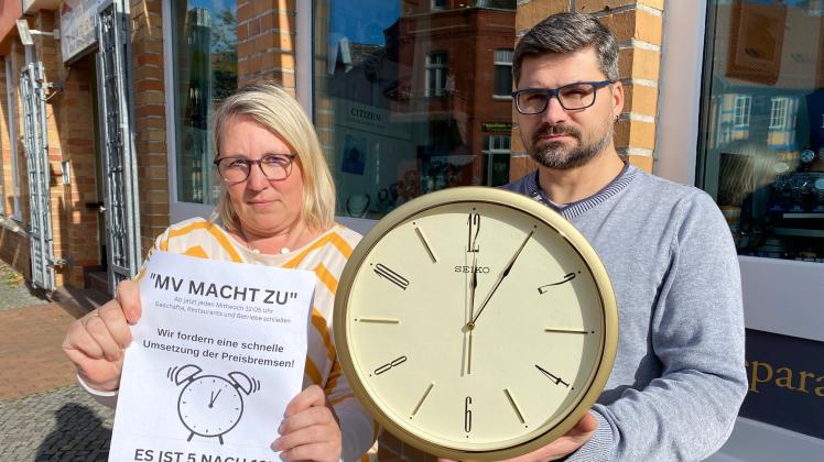 An der Protestaktion „Es ist 5 nach 12 - MV macht zu“ beteiligen sich in Rehna unter anderem der Uhrmacher Paul Zelinsky und die Unternehmerin Stefanie Hasselbrink.