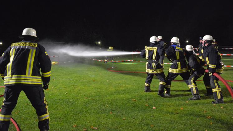 Sieben Teams traten beim Feuerwehr-Super-Cup in Oststeinbek gegeneinander an.