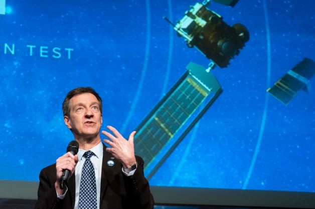 Fachleute freuen sich, weil eine Sonde einen Asteroiden bewegt hat.
Fachleute freuen sich, weil eine Sonde einen Asteroiden bewegt hat.