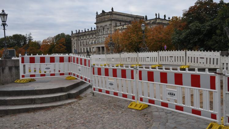 Die Schlossbrücke ist bis Ende Oktober für Kraftfahrzeuge gesperrt. Fußgänger können weiterhin die Treppe zur Überquerung nutzen.