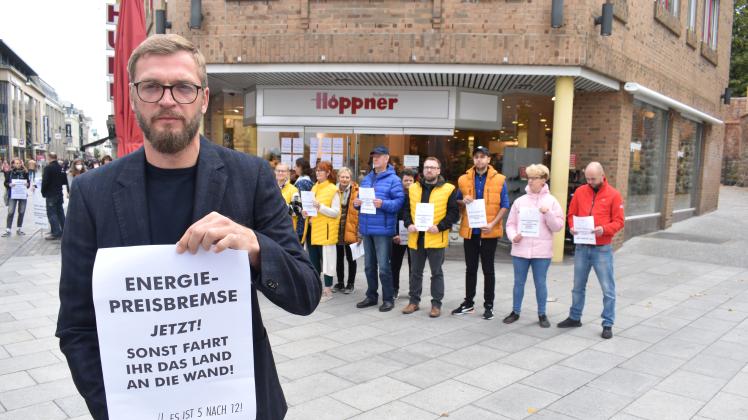 Der Inhaber des Schuhhauses Höppner, Andreas Höppner, sorgt sich aufgrund der steigenden Energiepreise um die Existenz seines Unternehmens und um seine Mitarbeiter und nahm am Mittwoch an der Aktion „5 nach 12 – MV macht zu“ in Rostock teil.