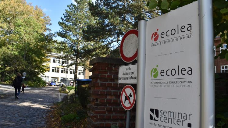 Verkehrsschilder weisen darauf hin, dass die Pflasterstraße zur Ecolea für Elterntaxis gesperrt ist. 