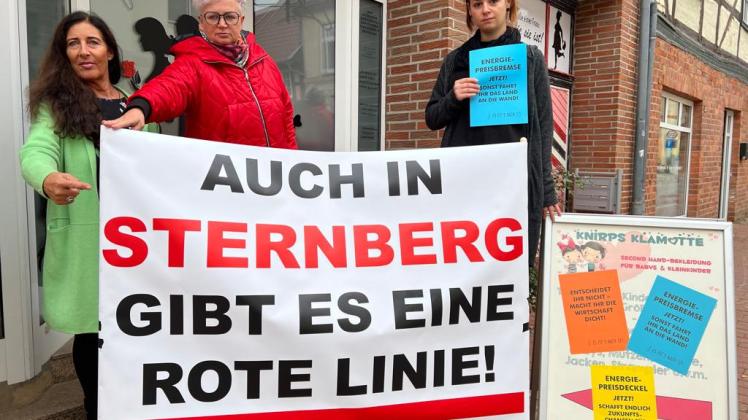 In Sternberg protestierten die Mitarbeiter von „Tik Tak Top und Knirps Klamotte“.