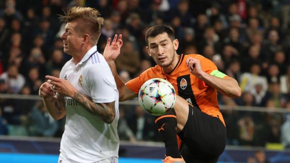 <p>Toni Kroos (l) und Real Madrid trennten sich von Schachtjor Donezk 1:1. Foto: Michal Dyjuk/AP/dpa</p> Schachtjor Donezk - Real Madrid