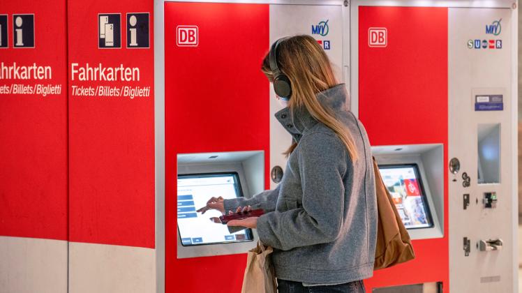 Kundin am Fahrkartenautomat von MVV und DB, Symbolfoto Diskussion um verbilligte Monatstickets, München, 10.10.2022 Deut