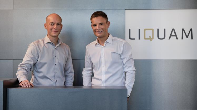 Die BU: Sebastian Karger (links) und Sven Kramer entwickeln Ideen und Software, mit denen Unternehmen in der digitalen Ökonomie bestehen können. Foto: Liquam