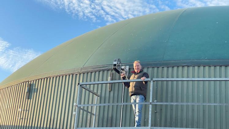 Volker Storm (Leck) auf seiner Anlage. Mit drei Kollegen wollen sie Biogas zu Biomethan umwandeln und ins Erdgasnetz einspeisen.