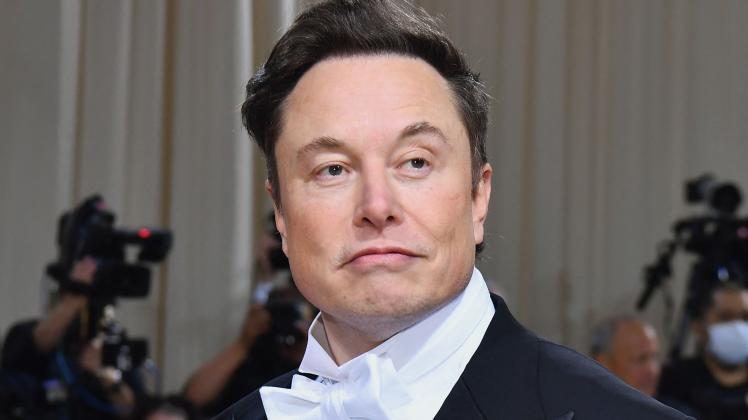 FILES) In this file photo taken on May 02, 2022, Elon Musk arrives for the 2022 Met Gala at the Metropolitan Museum of Art in New York. - US billionaire Elon Musk was embroiled in a social media spat with Ukrainian officials including President Volodymyr Zelensky on October 3, 2022, over his ideas on ending Russia&apos;s invasion. (Photo by Angela Weiss / AFP)