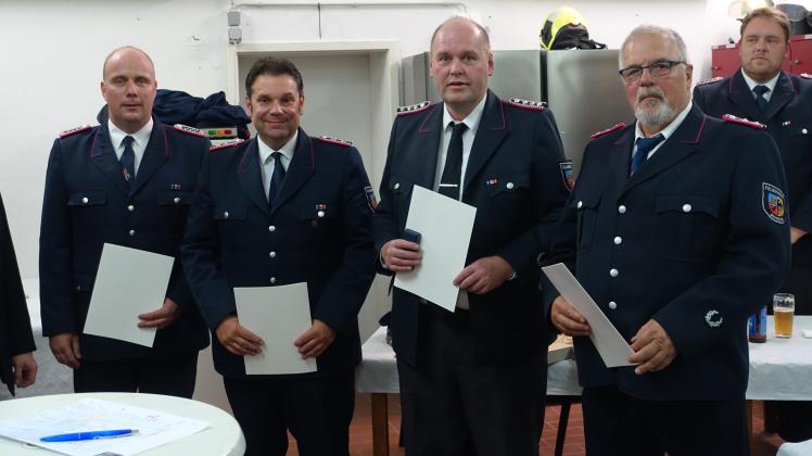 25 Jahre Mitglieder der Freiwilligen Feuerwehr Süddorf Steenodde: Tewe Thomas (von links), Torsten Wollny, Thilo Heimann und Günther Wehlan.