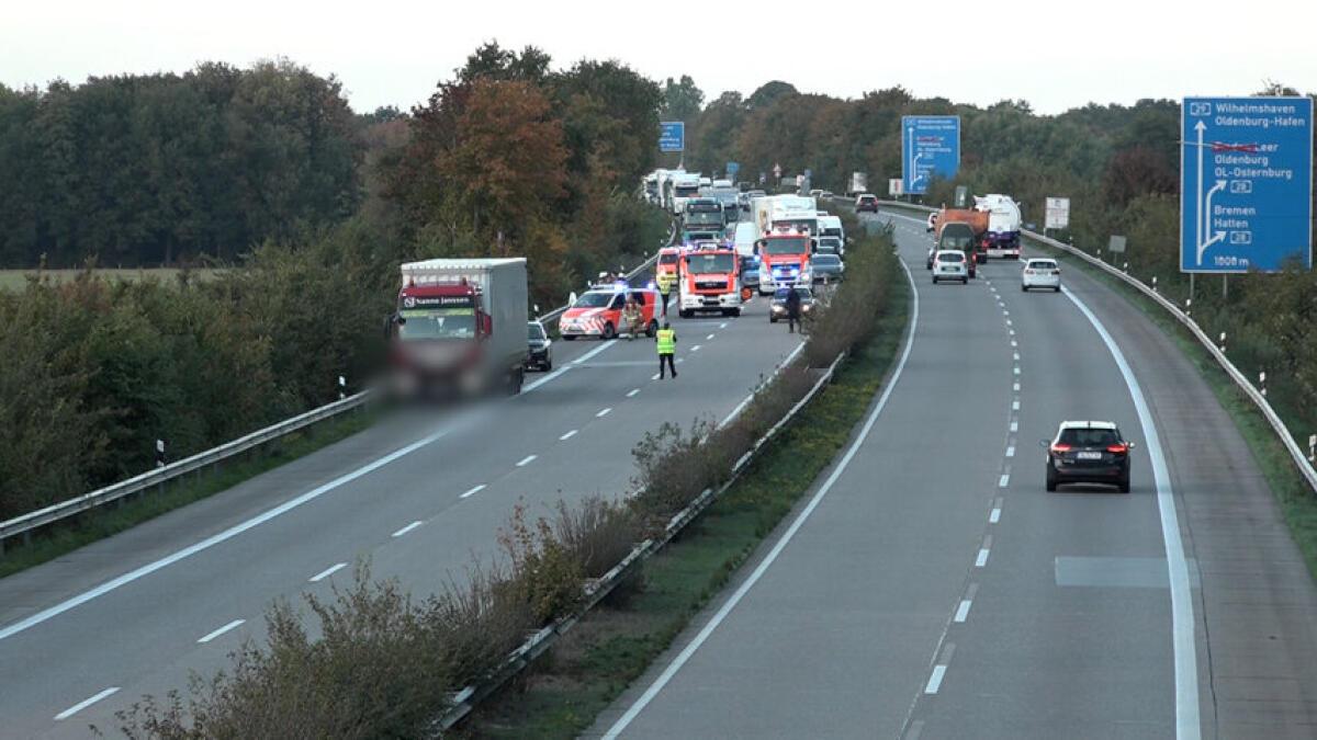 Mann Wird Von Lkw Erfasst: Tödlicher Unfall Auf Der A29 Zwischen ...