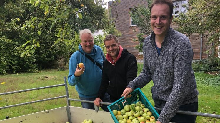 Reichlich Äpfel sammelten die Rotarier (von links) Dirk Börgen, Maximilian Kotte und Vanja Cobec ein.